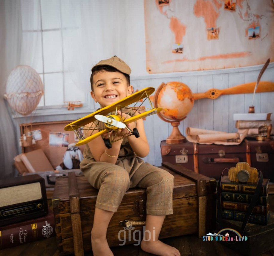 Pilot konseptinde gülümseyen çocuk portresi